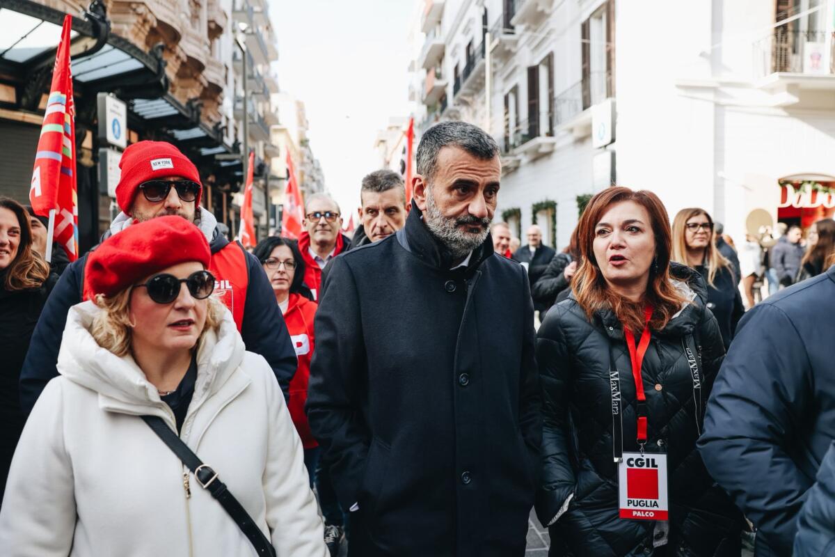 Galleria foto 'Bari, Decaro al corteo della Cgil: «Solidale con i cittadini. Ex Ilva agli americani? Urso ha detto che c’è l’ipotesi»' - foto 1