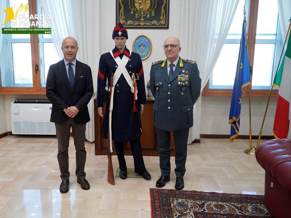 Galleria foto 'Bari, il sovrintendente della Fondazione Petruzzelli dona una divisa storica alla Guardia di finanza' - foto 2