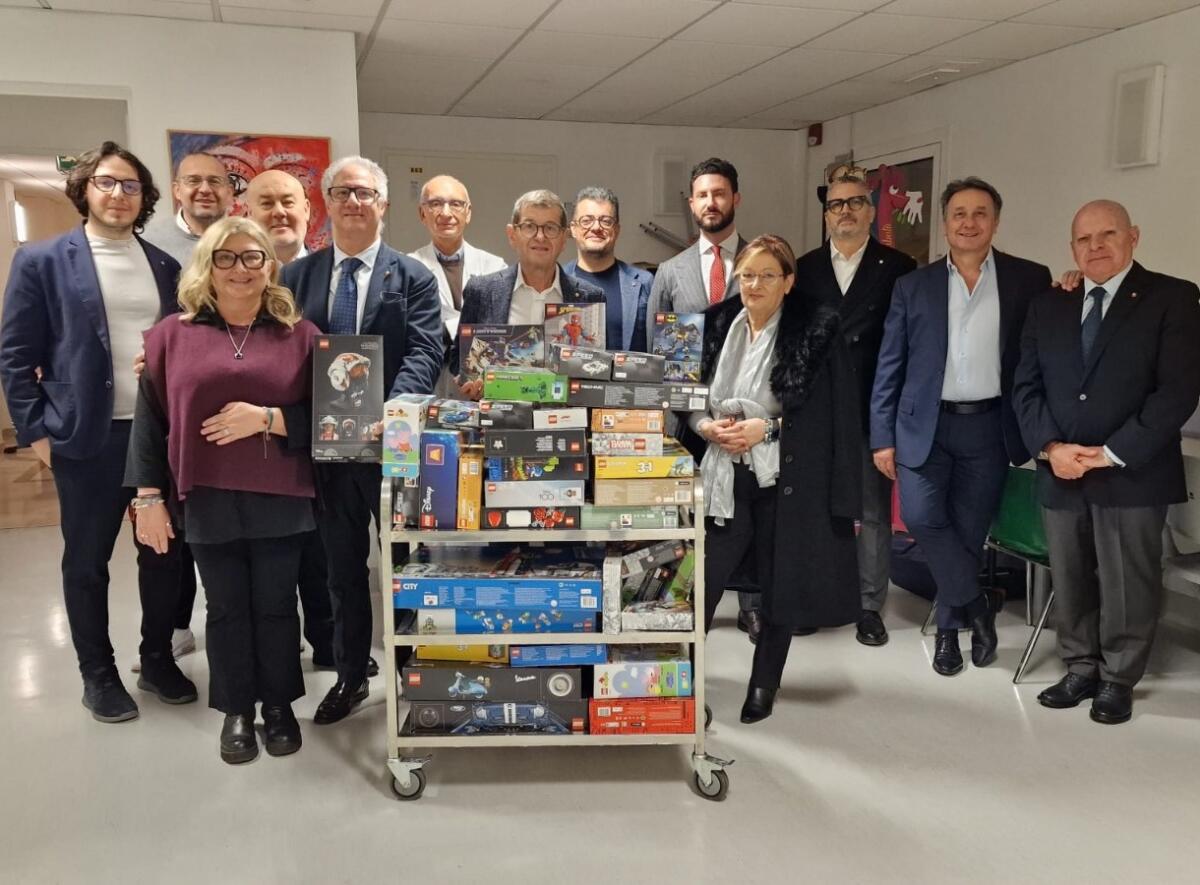 Galleria foto 'Bari, regali e ricerca per i piccoli pazienti dell’Oncoematologia pediatrica: donati 7.600 euro' - foto 1
