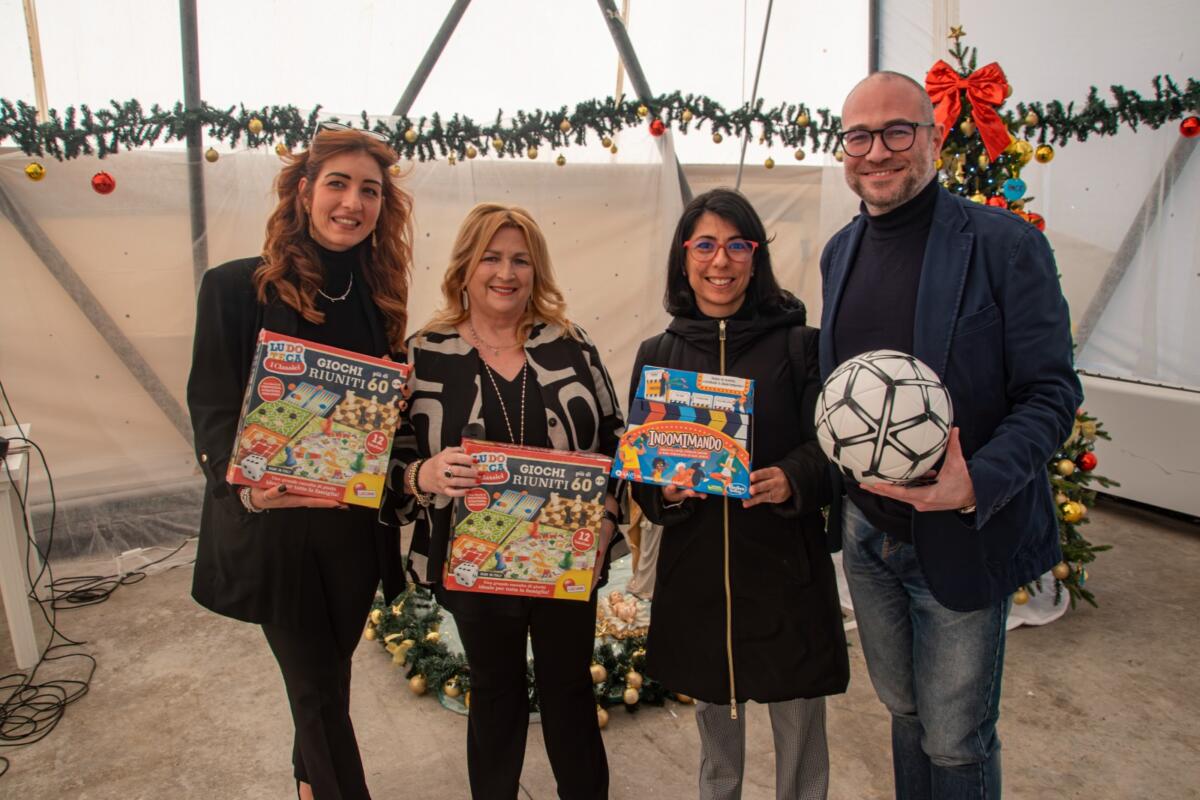 Galleria foto 'Al Cara di Bari Palese il Natale arriva in anticipo coi doni della Ladisa e della Fondazione Carella – VIDEO' - foto 4
