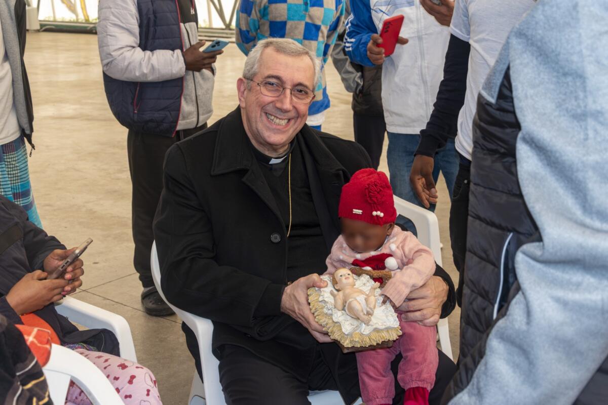 Galleria foto 'Al Cara di Bari Palese il Natale arriva in anticipo coi doni della Ladisa e della Fondazione Carella – VIDEO' - foto 3