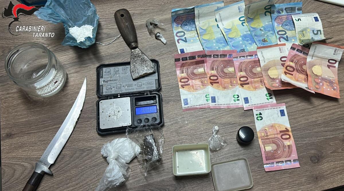 Galleria foto 'Crispiano, blitz dei carabinieri in un’abitazione: 28enne arrestato per droga, segnalato il padre' - foto 1