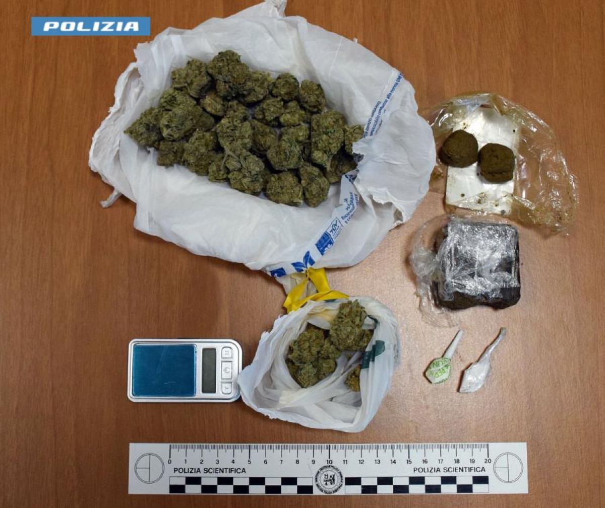 Galleria foto 'Gallipoli, si sente male e chiama i soccorsi: in casa trovano droga ed esplosivo, denunciato un 31enne' - foto 2