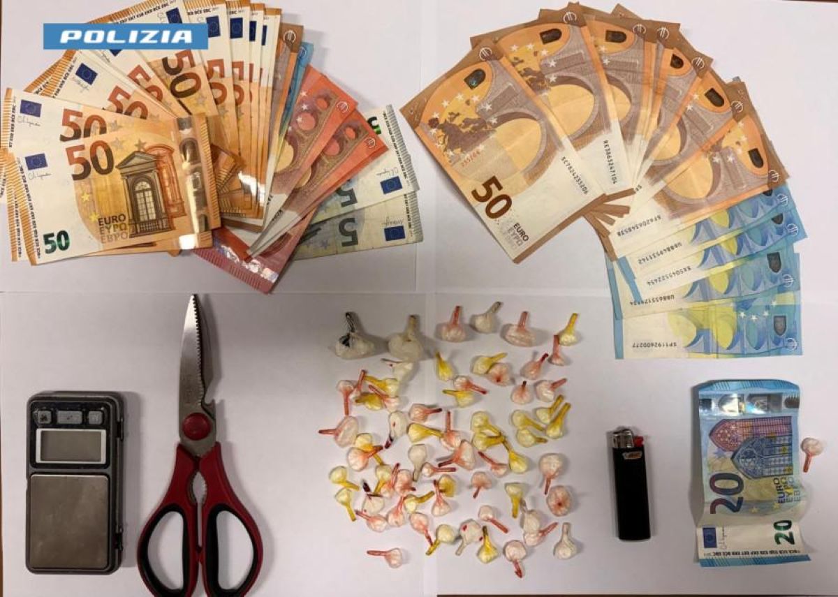 Presicce-Acquarica, in casa ha 64 dosi di cocaina pronte per essere vendute: arrestato un 40enne Presicce-Acquarica, in casa ha 64 dosi di cocaina pronte per essere vendute: arrestato un 40enne