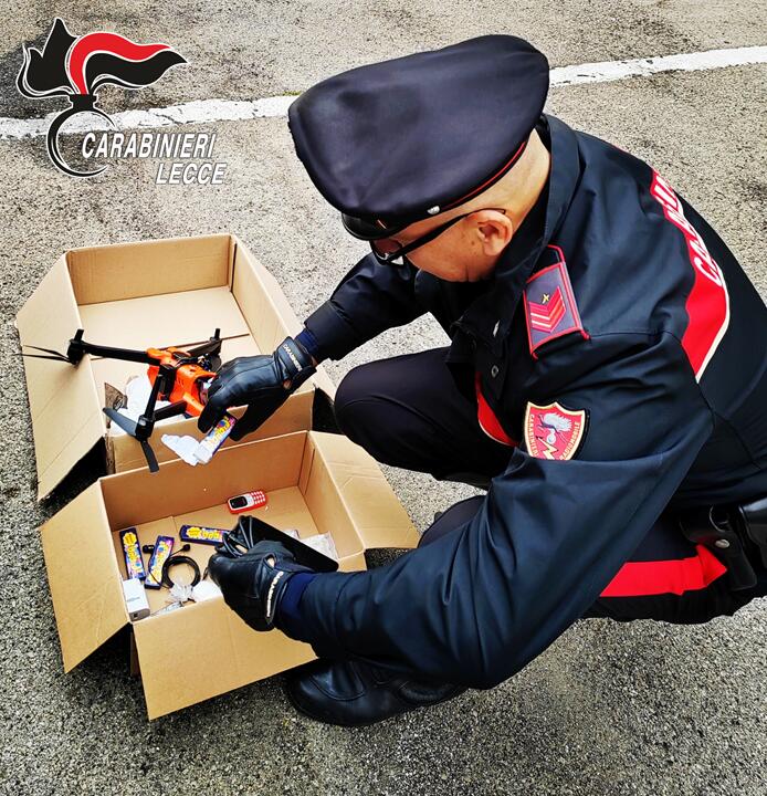 Galleria foto 'Lecce, intercettato un drone diretto in carcere: trasportava droga e cellulari destinati ai detenuti' - foto 2