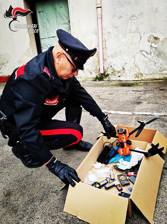 Galleria foto 'Lecce, intercettato un drone diretto in carcere: trasportava droga e cellulari destinati ai detenuti' - foto 1
