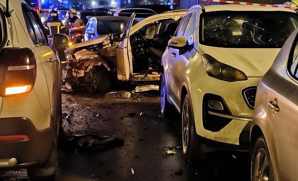 Galleria foto 'Esplosione di un’auto a Mosca: morti 2 agenti e un sospettato. In zona l’omicidio del generale Sarvarov pochi giorni fa' - foto 1