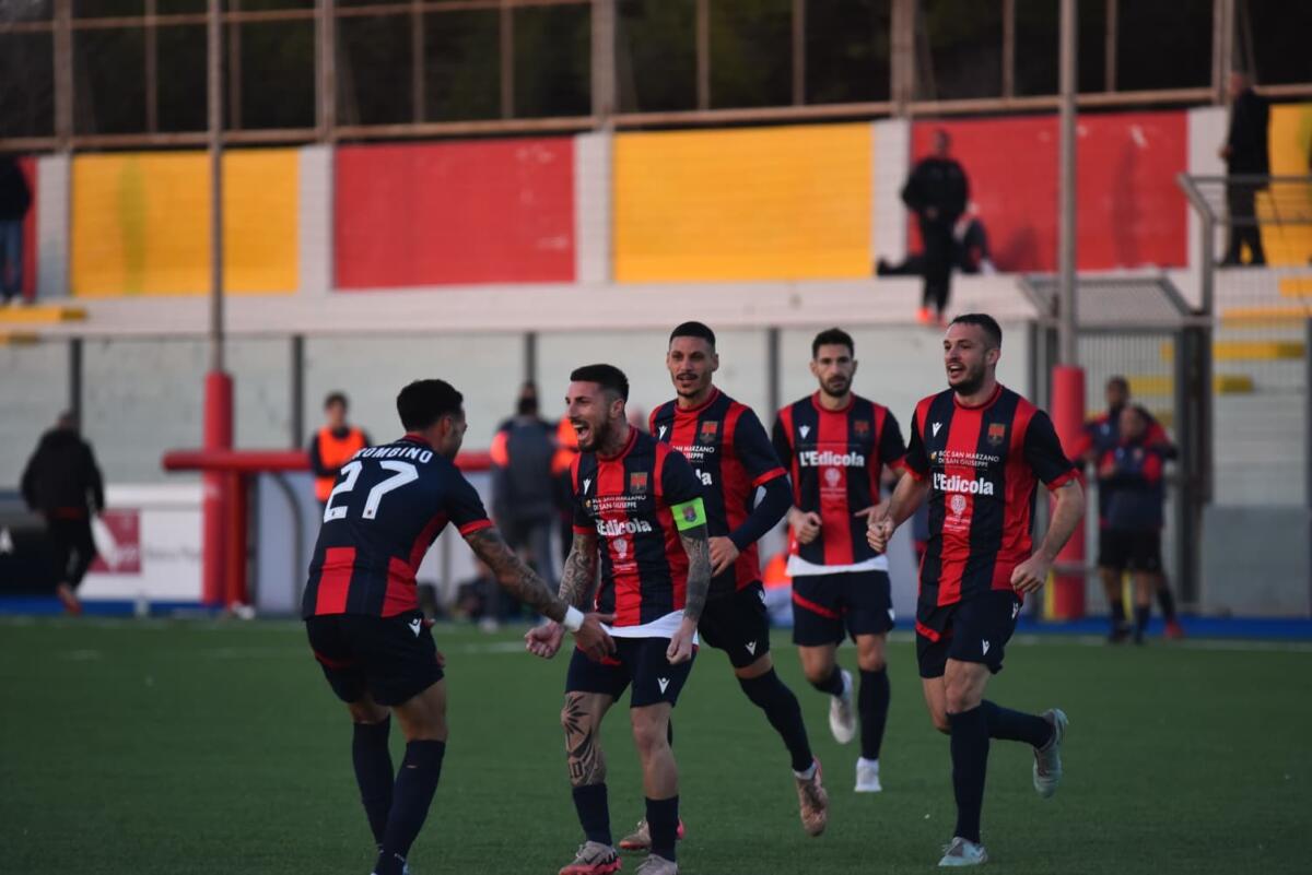 Galleria foto 'Eccellenza, il Taranto espugna Gallipoli: 2-0 ai salentini con i gol di Loiodice e Aguilera' - foto 1