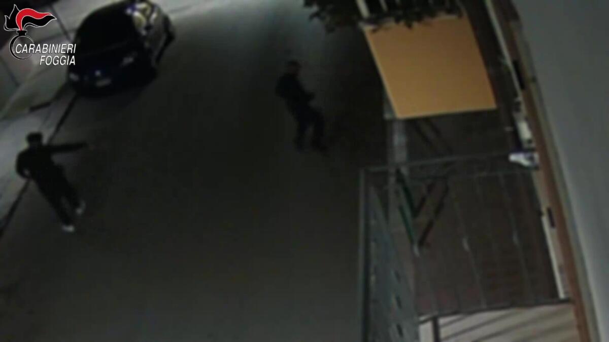 Galleria foto 'Apricena, operaio 23enne ferito a colpi di pistola in pieno centro: arrestato un uomo di 31 anni – VIDEO' - foto 1