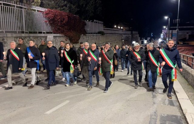 Galleria foto 'San Giovanni Rotondo, in migliaia alla fiaccolata per il personale di “Casa Sollievo”' - foto 2