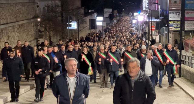 Galleria foto 'San Giovanni Rotondo, in migliaia alla fiaccolata per il personale di “Casa Sollievo”' - foto 3