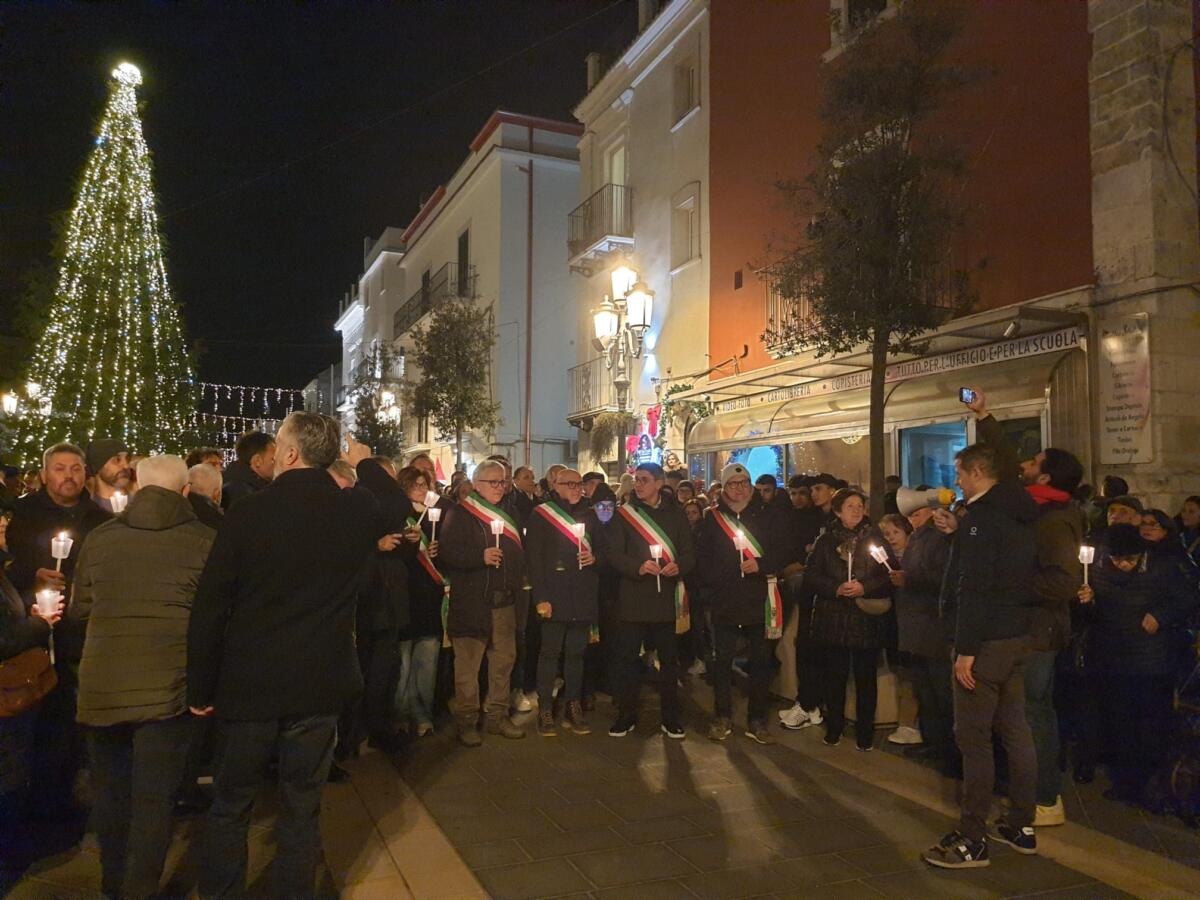 Galleria foto 'San Giovanni Rotondo, in migliaia alla fiaccolata per il personale di “Casa Sollievo”' - foto 5