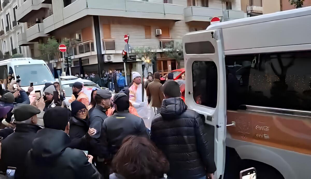 Galleria foto 'La Fiamma olimpica chiude l’anno a Bari: festa in largo Giannella – VIDEO' - foto 1