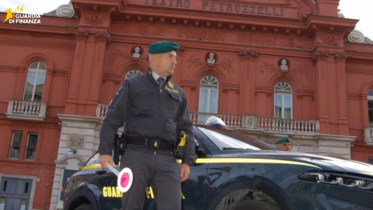 Galleria foto 'Bari, si finge finanziere per vendere gadget e calendari: 54enne denunciato dalle vere Fiamme gialle' - foto 1