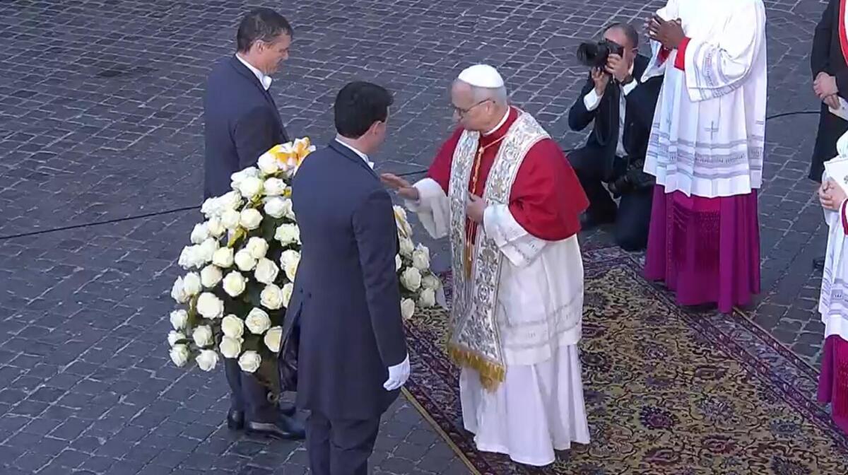 Festa dell’Immacolata: papa Leone depone rose bianche e invoca pace e speranza per l’umanità Festa dell’Immacolata: papa Leone depone rose bianche e invoca pace e speranza per l’umanità