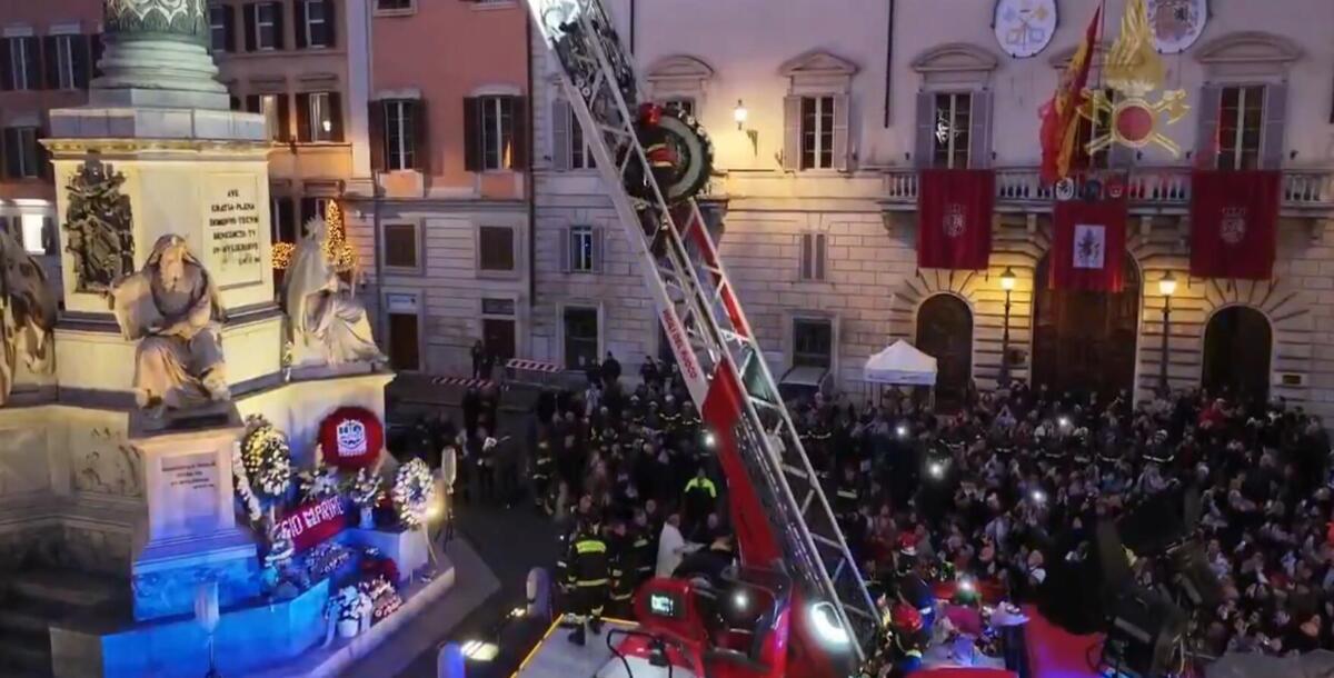 Immacolata, a Roma l’omaggio dei Vigili del Fuoco: rito in cima alla colonna dal 1949