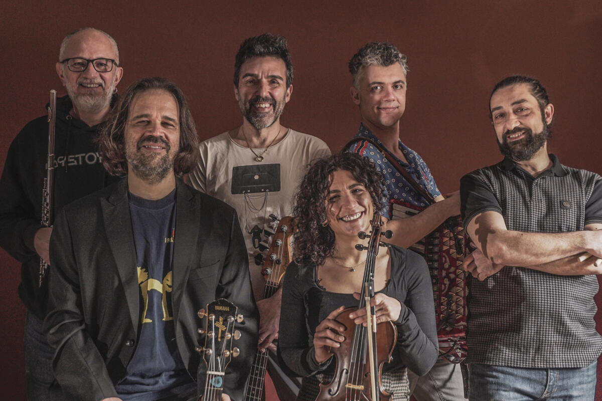 Galleria foto 'Bari, i Folkabbestia festeggiano 30 anni: «Non ci siamo mai accorti di essere diventati “storici”» – L’INTERVISTA' - foto 1