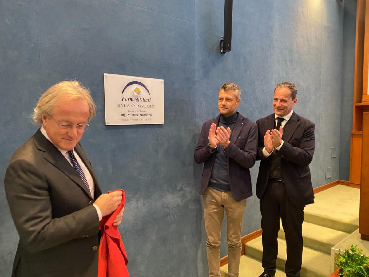 Galleria foto 'Bari, omaggio al “re” della formazione edile: il Formedil intitola la Sala Convegni a Michele Matarrese' - foto 1