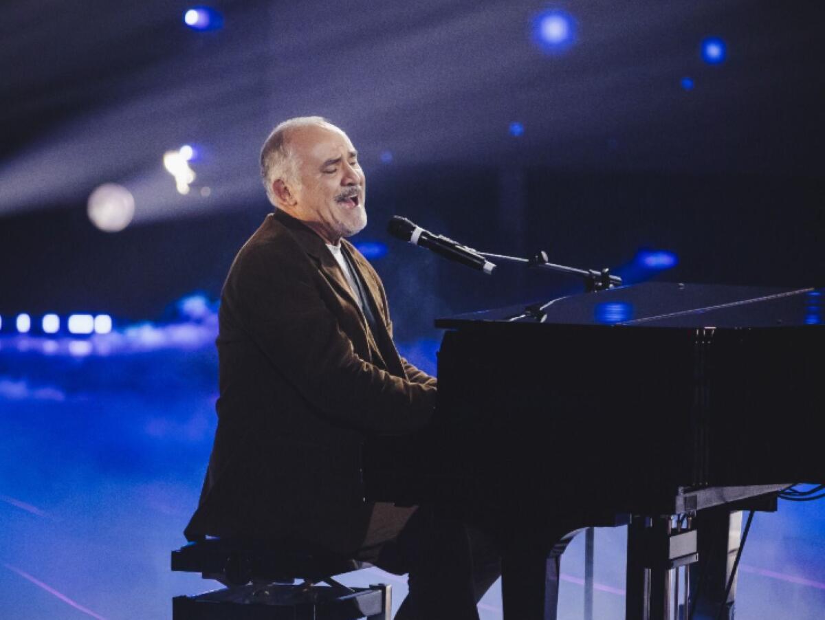 Galleria foto 'The Voice Senior, il salentino Francesco De Siena vola in finale: l’omaggio a Dalla commuove tutti – VIDEO' - foto 1