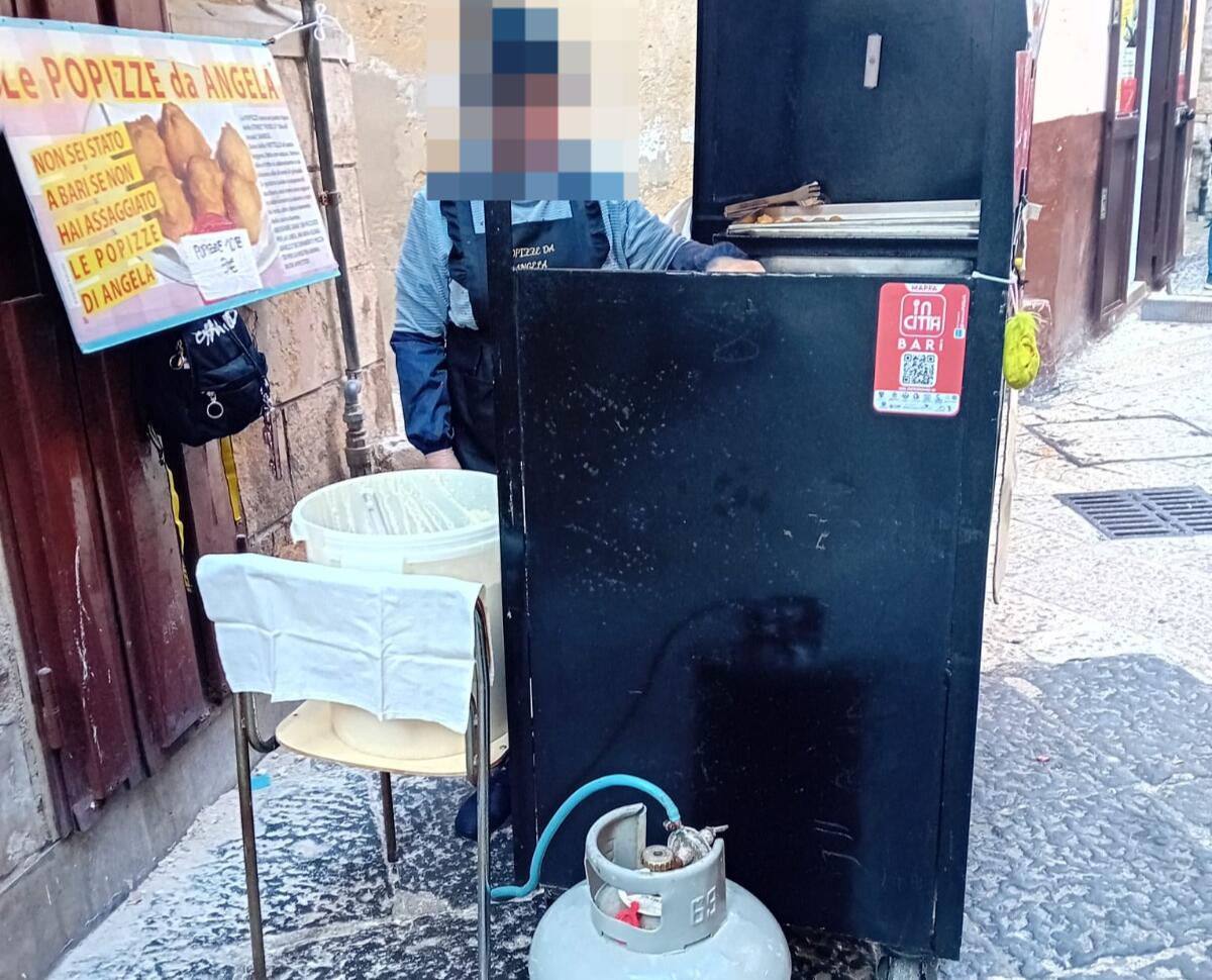 Galleria foto 'Bari, Natale tra fritture selvagge e regole ignorate nella città vecchia' - foto 1