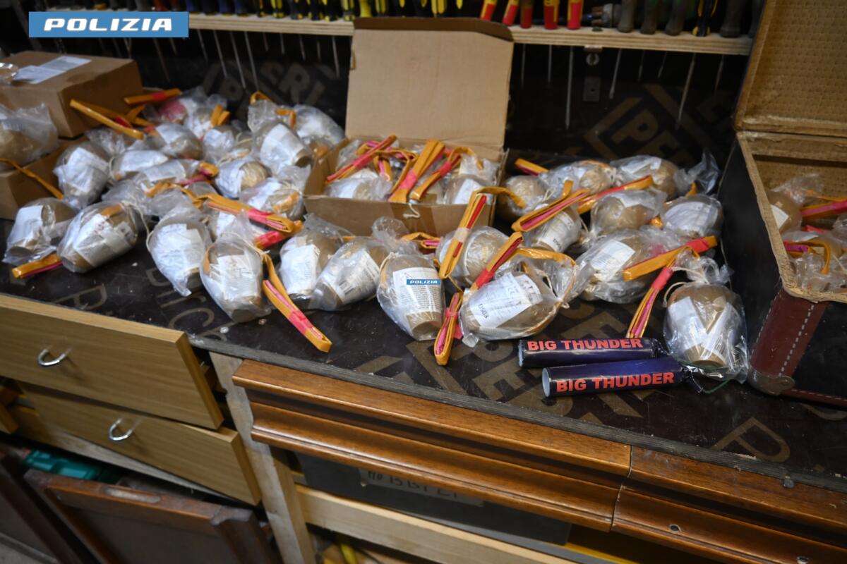 Galleria foto 'Sequestrati 13 chili di fuochi d’artificio illegali: arrestato un 55enne nel Potentino' - foto 1