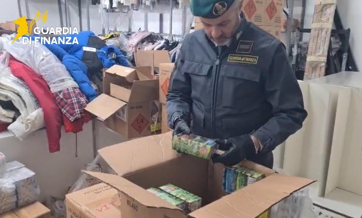Tonnellate di fuochi pirotecnici illegali e prodotti pericolosi: maxi sequestro e denunce in Puglia – VIDEO