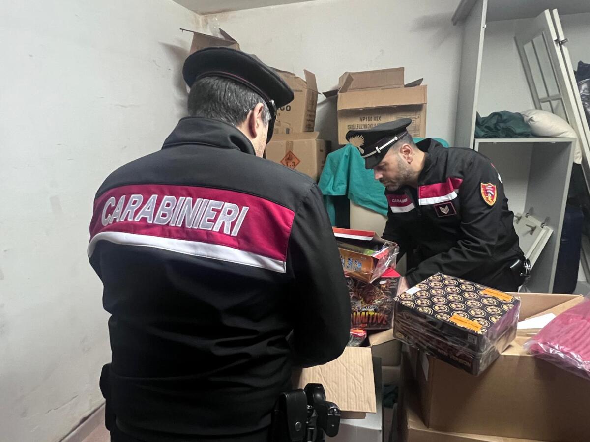 Galleria foto 'Scorrano, in garage nasconde mezza tonnellata di fuochi pirotecnici illegali: denunciato un 70enne – VIDEO' - foto 2