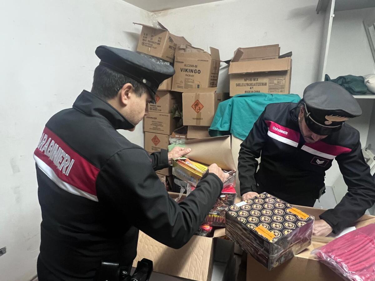 Galleria foto 'Scorrano, in garage nasconde mezza tonnellata di fuochi pirotecnici illegali: denunciato un 70enne – VIDEO' - foto 1