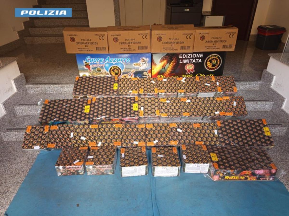 Galleria foto 'Gallipoli, sequestrati 21 chili di fuochi pirotecnici in un’attività commerciale: denunciato il titolare 40enne' - foto 1
