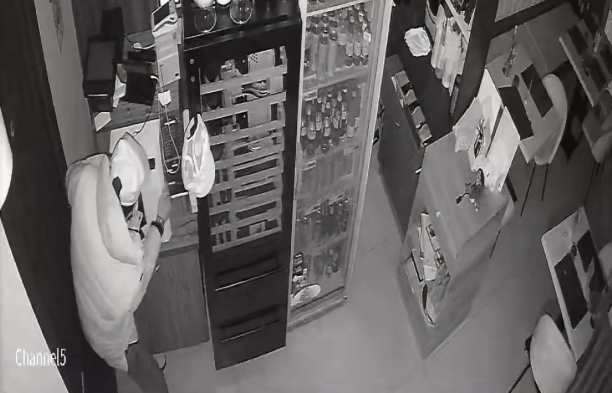 Galleria foto 'Bari, ruba cassa automatica e due iPad in una braceria: il titolare diffonde le immagini – VIDEO' - foto 1