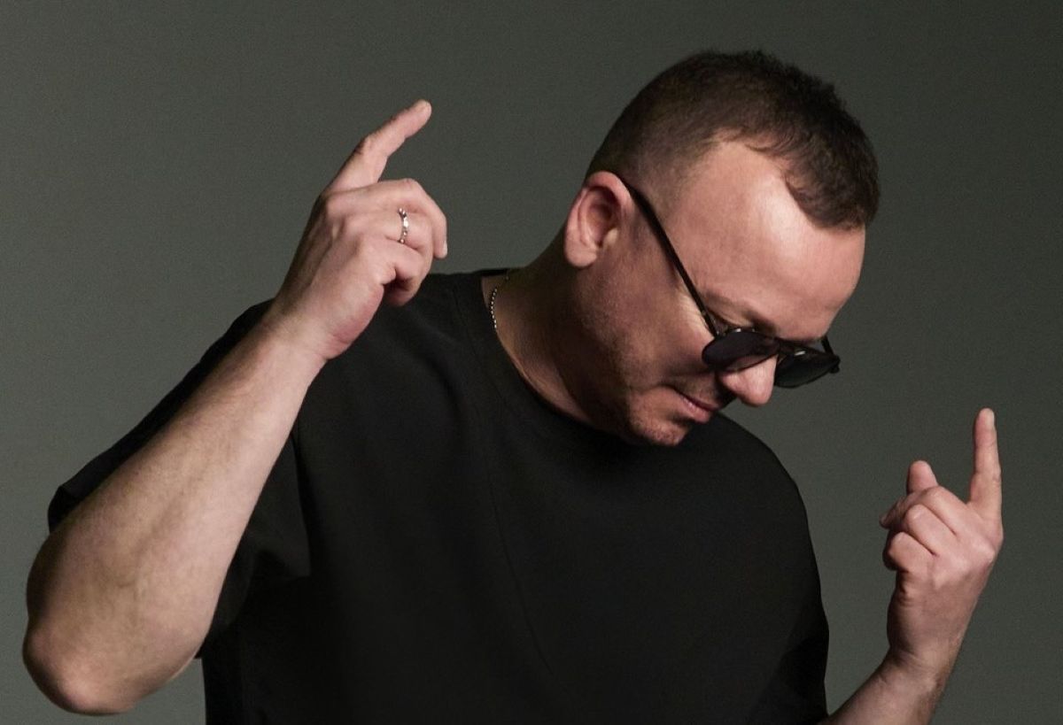 Galleria foto 'Gigi D’Alessio incontra i fan, a Molfetta l’unica tappa pugliese del firmacopie dell’album Nuje' - foto 1