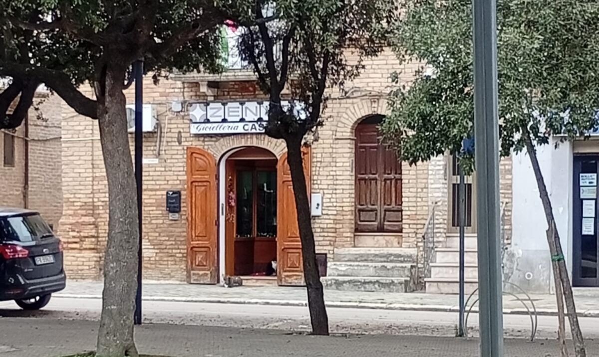 Galleria foto 'Serracapriola, momenti di terrore per fratello e sorella proprietari di una gioielleria: sequestrati e rapinati' - foto 1