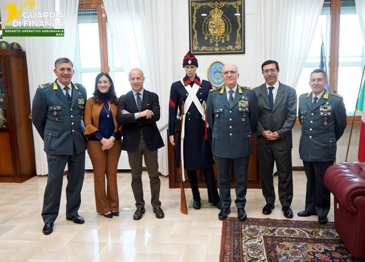 Galleria foto 'Bari, il sovrintendente della Fondazione Petruzzelli dona una divisa storica alla Guardia di finanza' - foto 3