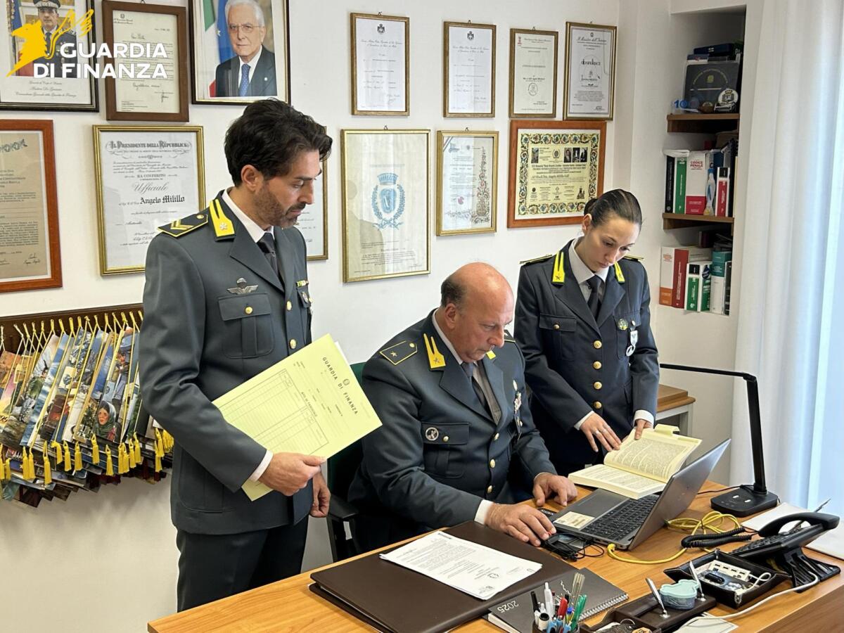 Galleria foto 'Barletta, carburante per evitare i controlli: arrestati due imprenditori e un funzionario dell’Agenzia delle Dogane' - foto 1