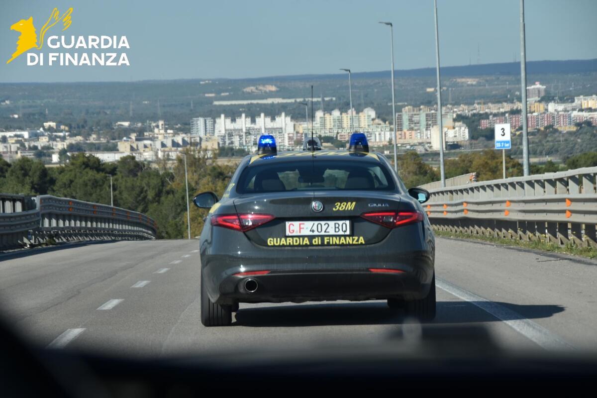 Controllo delle piazze di spaccio a Taranto, sventato un agguato nel quartiere Salinella: cinque arresti Controllo delle piazze di spaccio a Taranto, sventato un agguato nel quartiere Salinella: cinque arresti