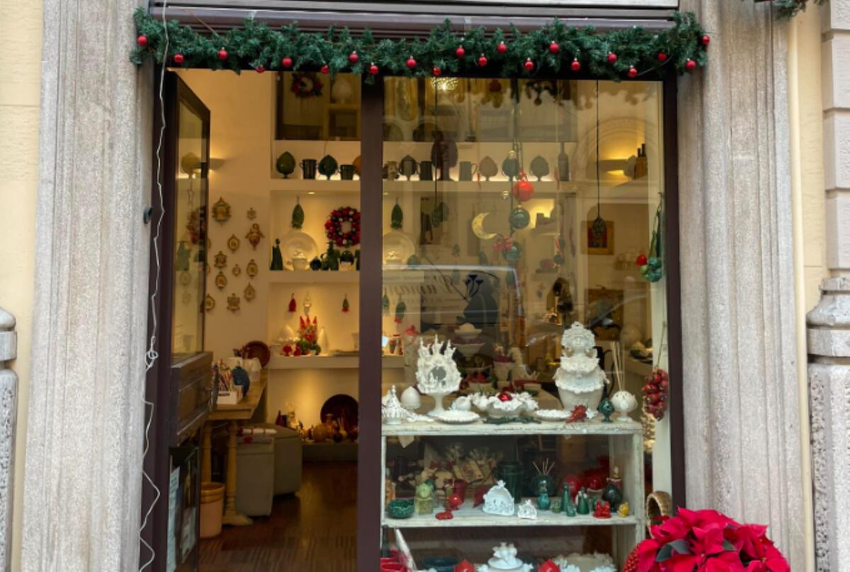 Galleria foto 'Natale a Bari: furti di addobbi nei negozi. Colpito ancora “Il Ficodindia”: «Strappate via le luci, ma noi resistiamo»' - foto 1