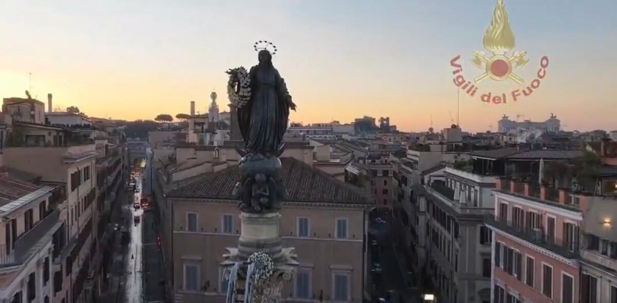 Immacolata, a Roma l’omaggio dei Vigili del Fuoco: rito in cima alla colonna dal 1949