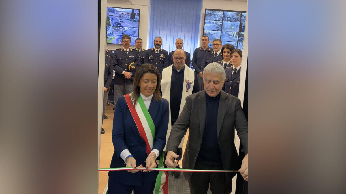 Galleria foto 'Bari, videowall collegati alle telecamere e più efficienza: ecco la nuova Sala operativa della Questura' - foto 1