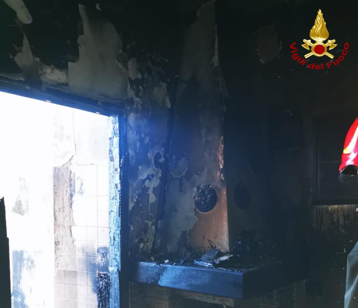 Mola di Bari, incendio in un palazzo: i vigili del fuoco salvano un’anziana disabile. Inagibili due appartamenti