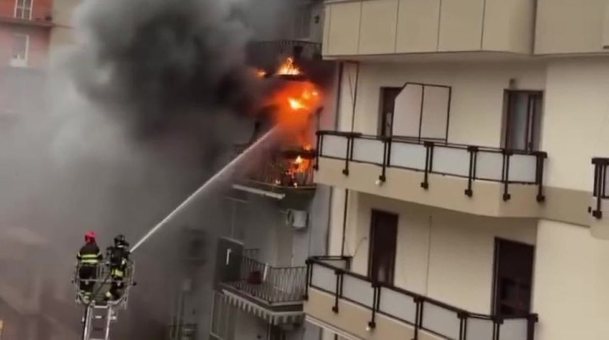 Galleria foto 'Paura a Taranto, fiamme in un appartamento: evacuata una palazzina, 5 persone in ospedale' - foto 1