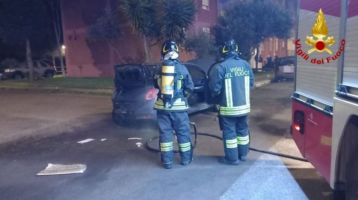 Galleria foto 'Cellino San Marco, auto in fiamme nella notte: il proprietario prova a spegnere l’incendio con secchi d’acqua' - foto 1
