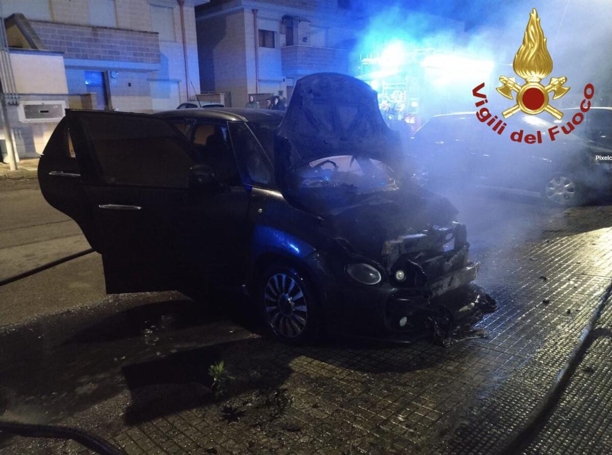 Galleria foto 'Auto in fiamme nel Salento, due vetture distrutte in altrettanti incendi a Lecce e a Taviano: indagini' - foto 1