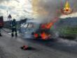 Paura sulla Mesagne-Tuturano, auto in marcia avvolta dalle fiamme: intervengono i vigili del fuoco