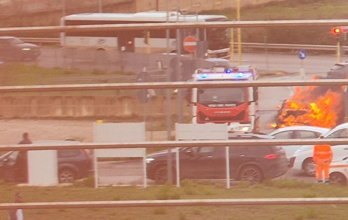 Paura ad Altamura, auto in fiamme all’esterno dell’ospedale “Perinei”: intervengono i vigili del fuoco Paura ad Altamura, auto in fiamme all’esterno dell’ospedale “Perinei”: intervengono i vigili del fuoco