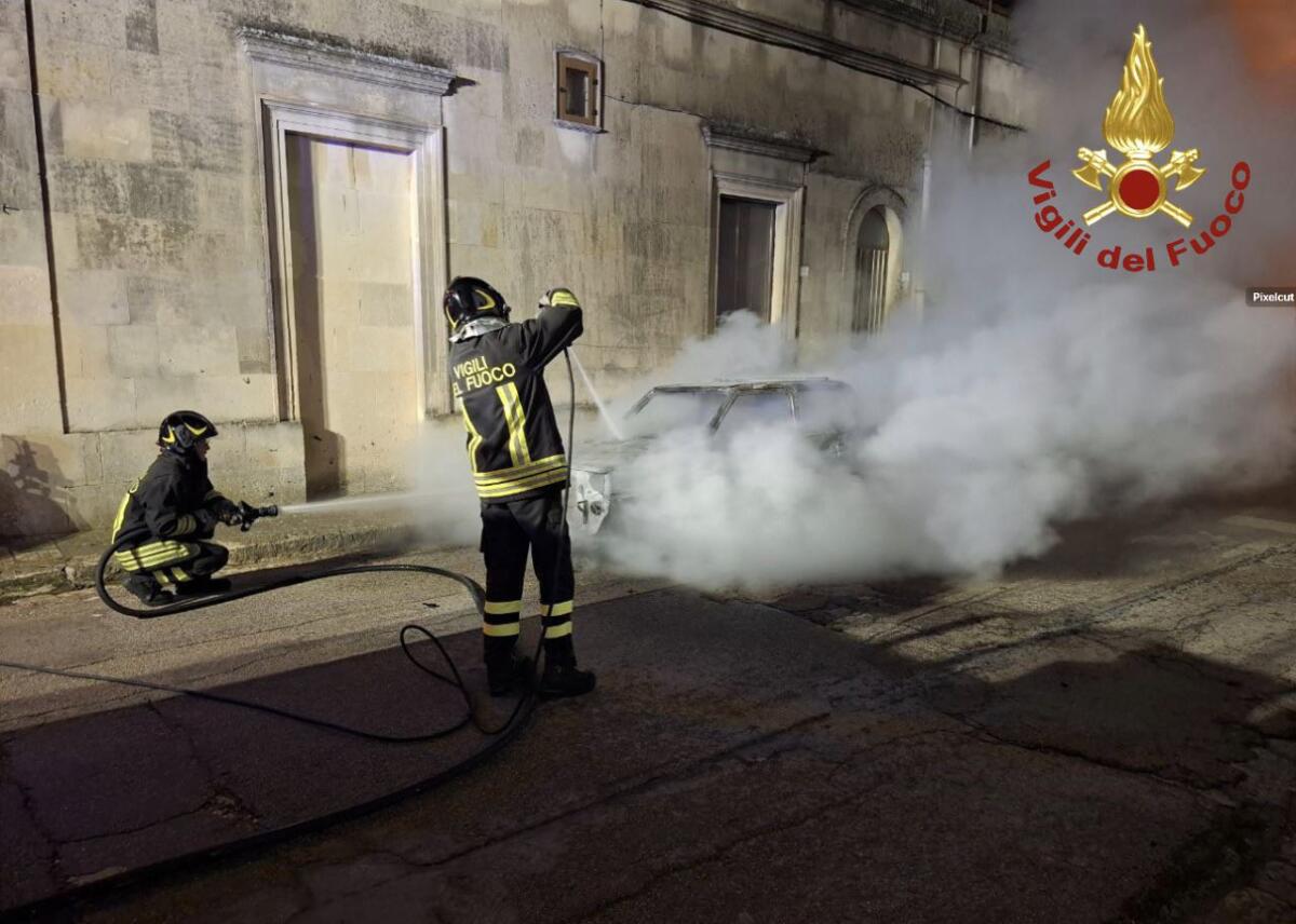 Galleria foto 'Notte di fuoco nel Salento, quattro auto distrutte in tre diversi incendi: indagano i carabinieri' - foto 1