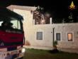 Paura nelle campagne di Noci, in fiamme il tetto di un b&b: intervengono i vigili del fuoco. Salvi gli ospiti