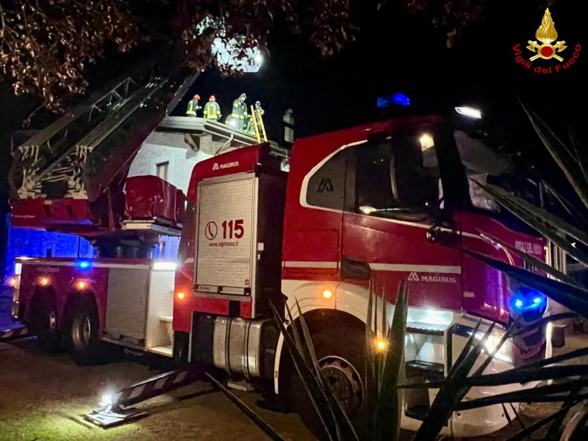 Paura nelle campagne di Noci, in fiamme il tetto di un b&b: intervengono i vigili del fuoco. Salvi gli ospiti