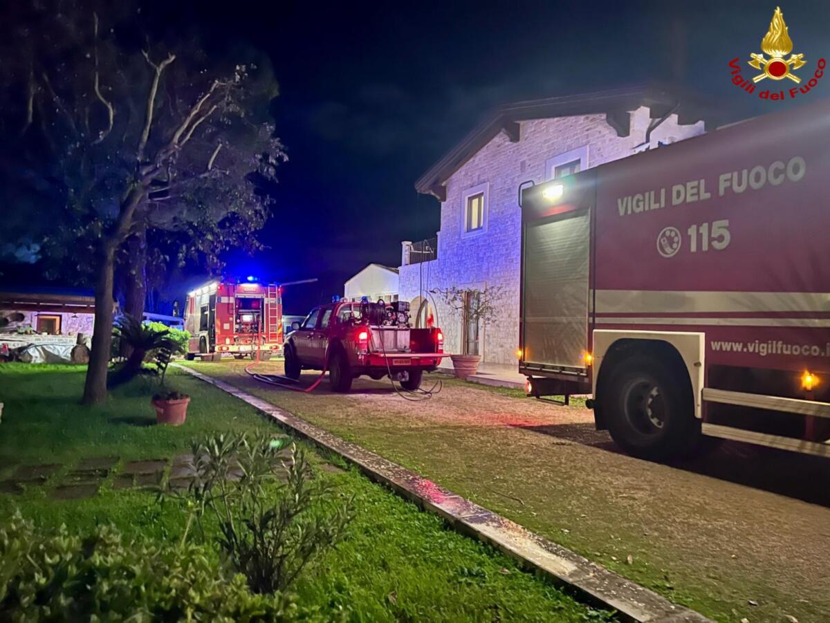 Paura nelle campagne di Noci, in fiamme il tetto di un b&b: intervengono i vigili del fuoco. Salvi gli ospiti