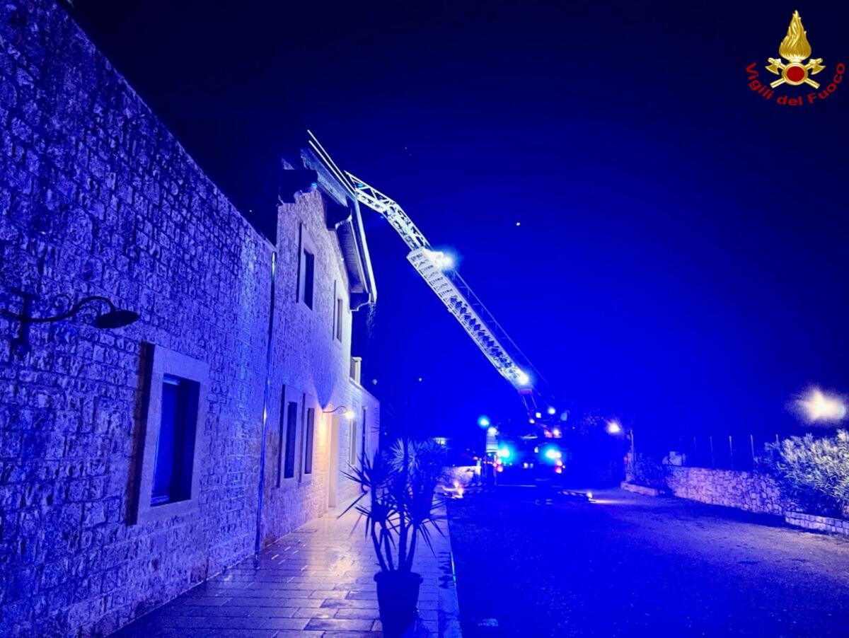 Paura nelle campagne di Noci, in fiamme il tetto di un b&b: intervengono i vigili del fuoco. Salvi gli ospiti