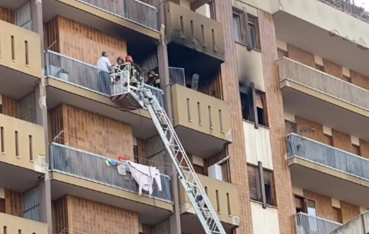 Galleria foto 'Foggia, incendio in un appartamento del centro: salvata una donna di 85 anni' - foto 1